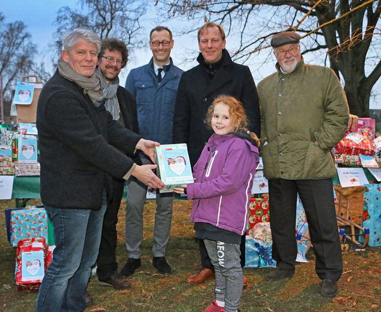 Viele gl ckliche Kinder bei Bescherung im Remenhof  