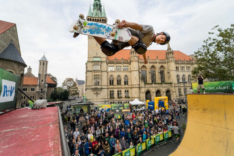 Auf dem Platz der Deutschen Einheit begeisterten die Skater vom Mellowpark Berlin mit ihren Tricks ‚Judo Air‘ oder ‚Frontside Tail Grip‘ in der Halfpipe.
